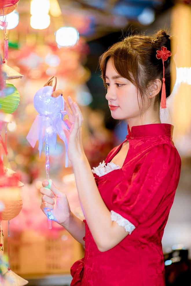 Quỳnh Như nhớ về tuổi thơ khi ngắm nhìn những món đồ chơi ngộ nghĩnh.