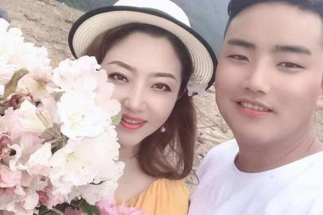 Chàng trai 26 tuổi cưới vợ U50, trúng tiếng sét ái tình từ lần đầu gặp gỡ - 1