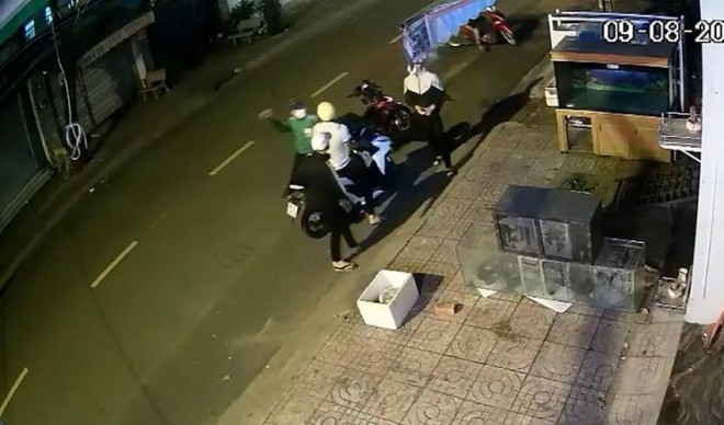 Nhóm này thay nhau đánh đập, xịt hơi cay nạn nhân. Ảnh chụp từ clip