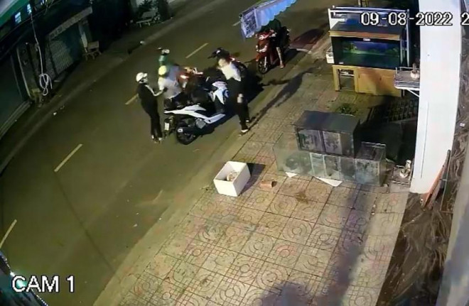 Nhóm thanh niên chặn xe anh N lại rồi tấn công. Ảnh chụp từ clip