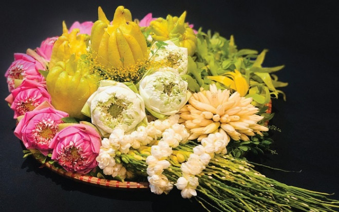 Hoa sen trong mâm hoa cúng Rằm tháng 7, giá từ vài trăm tới tiền triệu cũng có. Ảnh minh họa.
