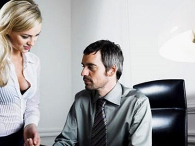 Bạn trẻ - Cuộc sống - Thư ký trẻ đẹp chia tay mối tình đầu, sếp cảm thông nên đưa vào khách sạn để... "an ủi"