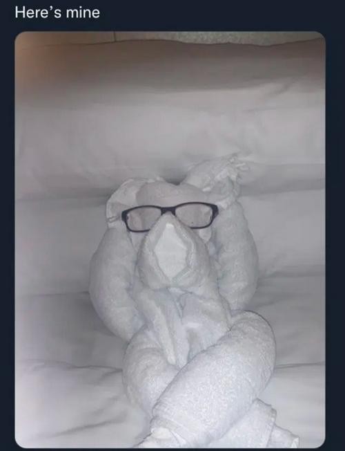 "Còn đây là (trong phòng khách sạn) của tôi".