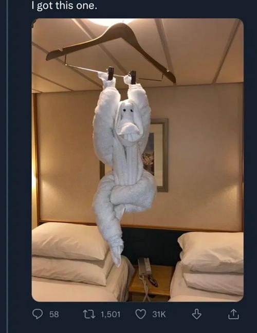 "Tôi thì có cái này" (mở cửa phòng khách sạn mà thấy thế này thì sợ đến ngất mất!).