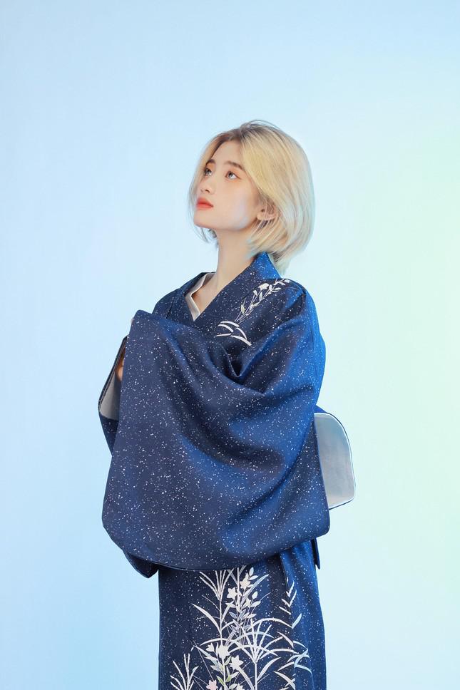 Sở hữu chiều cao ấn tượng 1m71, bên cạnh công việc học, Khánh Nhung còn được biết đến là một thợ ảnh, người mẫu ảnh tự do và là họa sĩ vẽ tranh sơn tường.