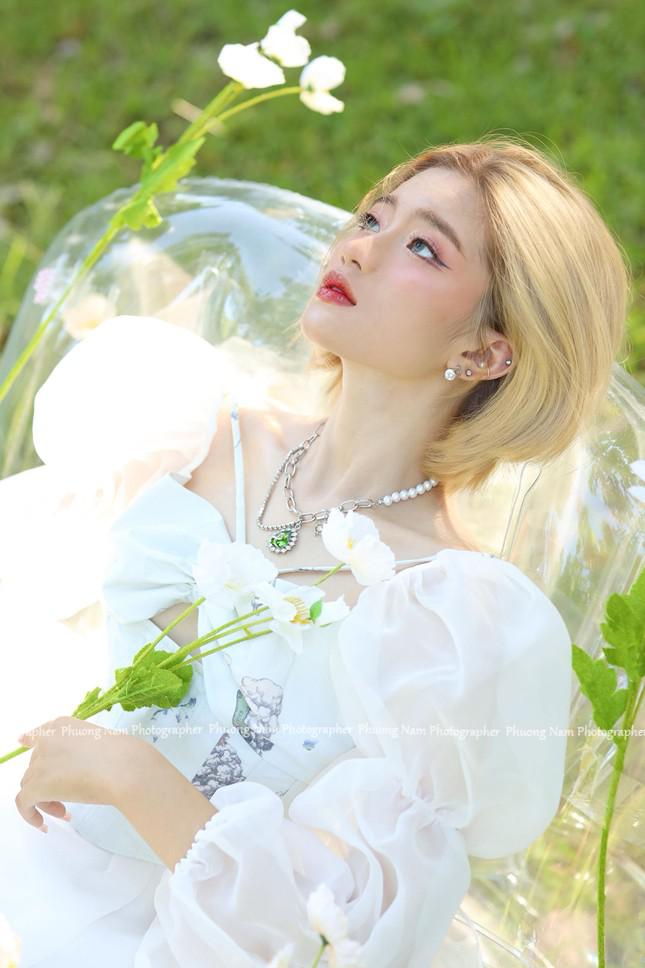 Mang trong mình niềm đam mê với vẽ và nghệ thuật từ khi còn nhỏ, dù chưa qua một trường lớp đào tạo bài bản nào, tuy nhiên, “vẽ” dường như là một thiên phú đối với Khánh Nhung.