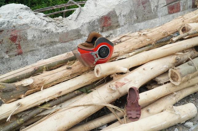 Mũ bảo hiểm, dép nhựa, vật dụng của các nạn nhân còn nằm lại hiện trường.