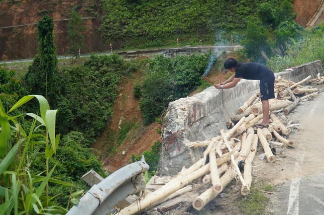 Một tài xế xe tải dừng lại thắp hương tại hiện trường.