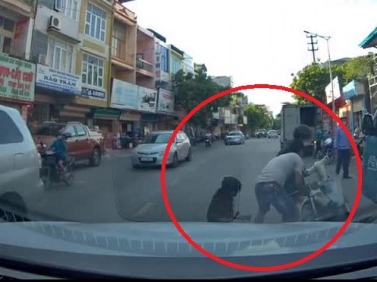 Clip: Hai cô gái gặp tai họa bất ngờ vì hành động bất cẩn của lái xe tải