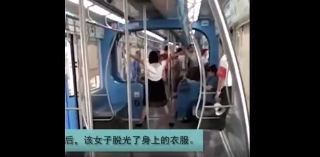 Người phụ nữ có hành vi bất thường sau khi cãi nhau với chồng.&nbsp;Ảnh cắt từ video