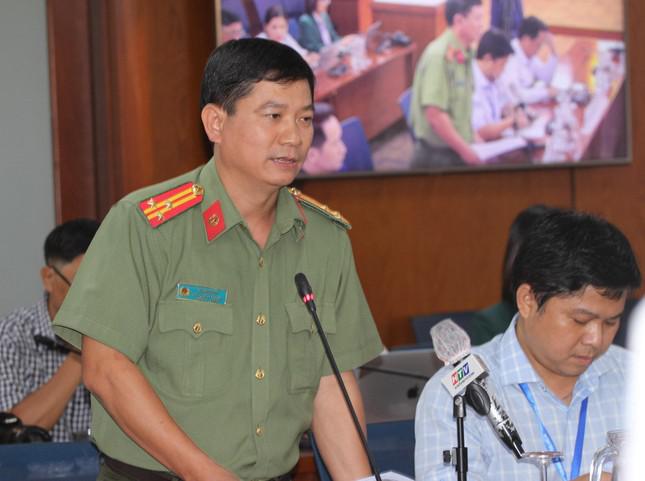 Ông Lê Mạnh Hà thông tin tại buổi họp báo về việc thu hồi sổ hộ khẩu
