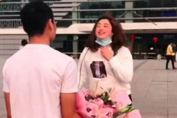 Bạn trẻ - Cuộc sống - Lần đầu gặp bạn gái trên mạng, chàng trai vứt luôn bó hoa trên tay