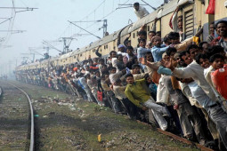 Du lịch - Điều thú vị về những chuyến tàu "điên rồ" ở Ấn Độ