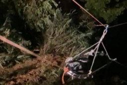 Tin tức trong ngày - Video cứu hộ nạn nhân rơi xuống vực trong vụ TNGT nghiêm trọng ở Huế