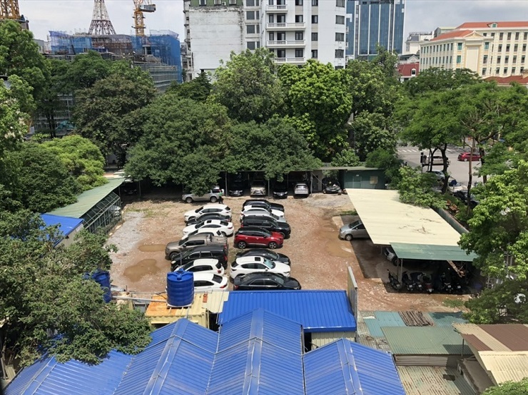 Hàng loạt dự án tại Hà Nội trong tình trạng&nbsp;quây tôn làm bãi đỗ xe hàng chục năm