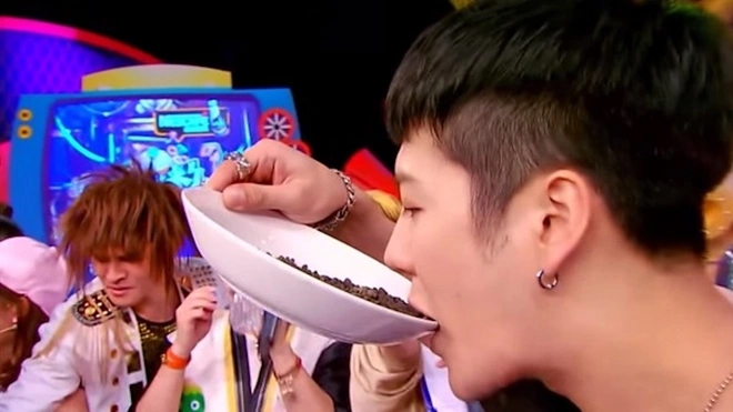 Cảnh ăn phân dơi, thỏ và sóc bay trong show "Đại học sinh đến rồi" của Vương Gia Nhĩ từng gây tranh cãi lớn trong dư luận. Tuy nhiên, ê-kíp chương trình sau đó đã giải thích phân dơi (Dạ minh sa), thỏ và sóc bay được sử dụng là chế phẩm, dược liệu 