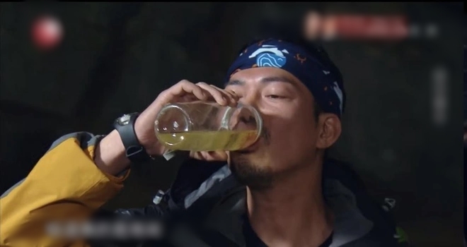Năm 2016, tài tử Hồng Kông Tạ Thiên Hoa ăn côn trùng, chuột và động vật sống ở "Survivor Games with Bear Grylls". Ở tập cuối, Tạ Thiên Hoa được ban tổ chức yêu cầu uống nước tiểu của chính mình. Các nghệ sĩ Trương Quân Ninh, Trương Đan Phong, Đại Trương Vỹ, Ngô Thiến, Bạch Kính Đình và Hàn Tuyết đều từ bỏ nhiệm vụ
