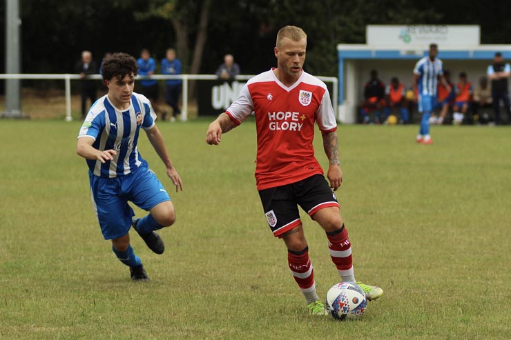 Prestwich Heys (áo đỏ) thắng sốc 4-3