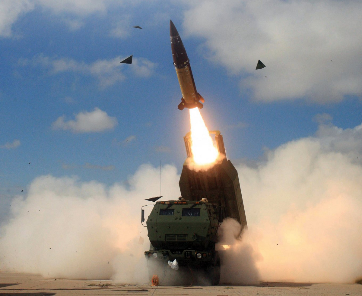 Mỗi xe phóng HIMARS có thể mang theo một tên lửa đạn đạo chiến thuật.