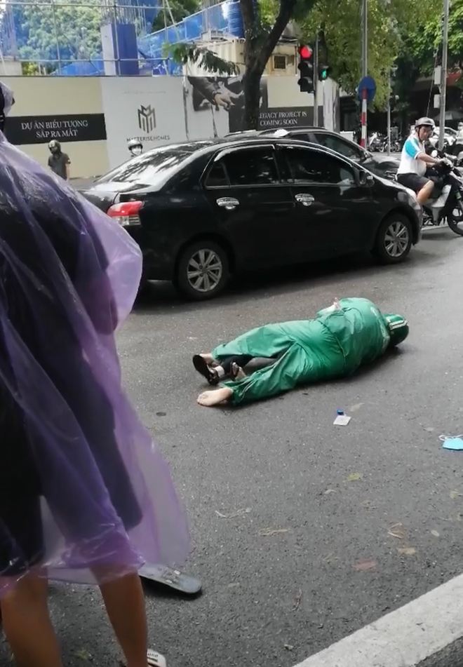 T. gục xuống ngay cạnh chị Q. tại hiện trường.