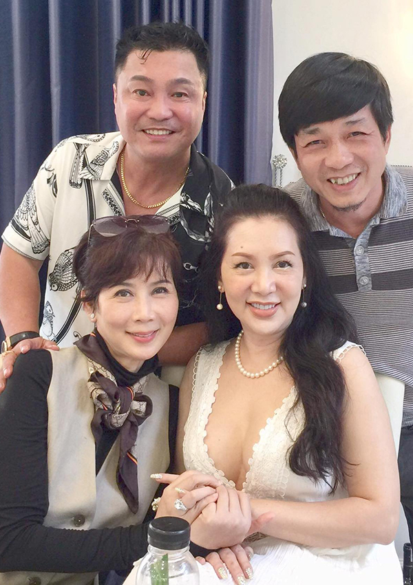 Nhiếp ảnh gia&nbsp;Đoàn Minh Tuấn cùng các nghệ sĩ Lý Hùng, Diễm Hương, Mộng Vân trong ngày tái ngộ