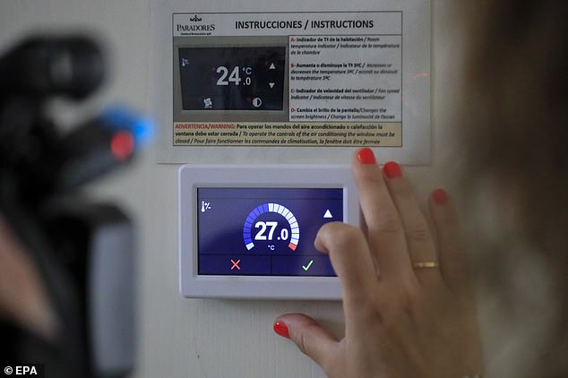 Một người phụ nữ ở Madrid chỉnh điều hòa nhiệt độ ở mức 27 độ C.