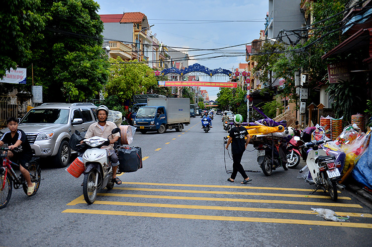 Xã Song Hồ, huyện Thuận Thành (Bắc Ninh) không chỉ nổi tiếng với tranh dân gian Đông Hồ mà còn được biết tới là “đại công xưởng” sản xuất vàng mã lớn nhất Việt Nam. Theo ghi nhận của PV, con phố trung tâm dài khoảng 1km của xã những ngày này luôn nhộn nhịp ô tô, xe máy ra vào từ sáng đến tối nhập hàng mang đi khắp mọi nơi, phục vụ nhu cầu của người dân cả nước.