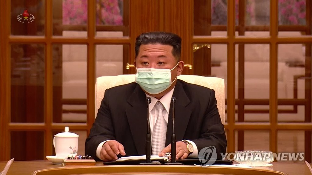 Ông Kim Jong Un trong một cuộc họp về phòng chống dịch bệnh (ảnh: Yonhap)