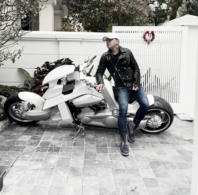 Chiếc mô tô có giá hơn 2 tỷ được Tuấn Hưng sở hữu trước đó