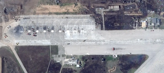 Một số máy bay bị hư hại ở căn cứ quân sự Nga tại Crimea sau vụ nổ lớn.