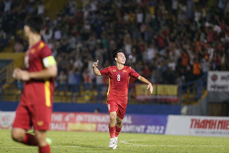Văn Tú mang lại bàn mở tỷ số cho U19 Việt Nam với cú đánh đầu từ xa