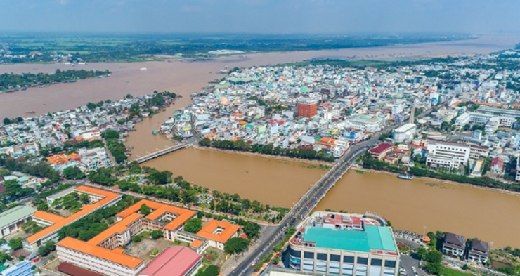 An Giang tiếp giáp với Campuchia có nhiều cửa khẩu quốc tế, quốc gia; là cửa ngõ của trục Đông - Tây thông thương giữa Đồng bằng sông Cửu Long và các nước Đông Nam Á… 
