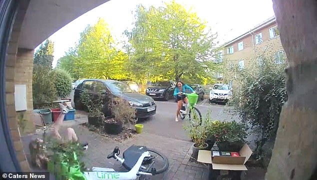 Cô ngã nhào xuống đất trong sự thích thú của người bạn đi cùng