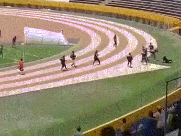 Phi thường - kỳ quặc - Video: Trọng tài bị 30 người rượt đánh tơi tả trên sân, chuyện gì đang xảy ra?