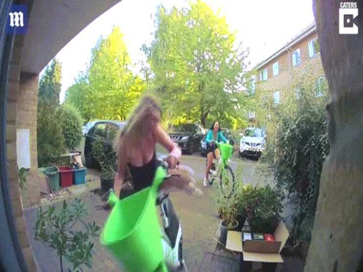 Bạn trẻ - Cuộc sống - Clip: Đạp xe về nhà trong tình trạng say xỉn, cô gái nhận cái kết bi hài