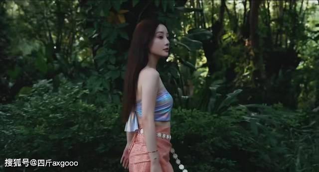 "Siêu vòng 1" cắm sừng chồng lại gây tranh cãi với váy áo gợi cảm khi đi chùa - 2