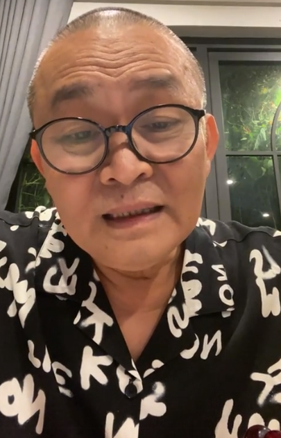 Nam nghệ sĩ trò chuyện với fan trên sóng livestream
