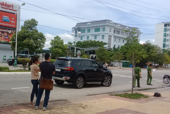 Cơ quan điều tra phục dựng hiện trường vụ tai nạn. Ảnh: DQ