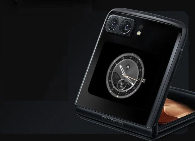 Điện thoại màn hình gập&nbsp;Moto Razr 2022 có thiết kế gập kiểu vỏ sò giống Galaxy Z Flip 4.
