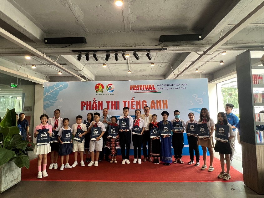 Đại diện DTP trao suất các phần quà khích lệ cho các em học sinh tham dự nội dung hùng biện Tiếng Anh