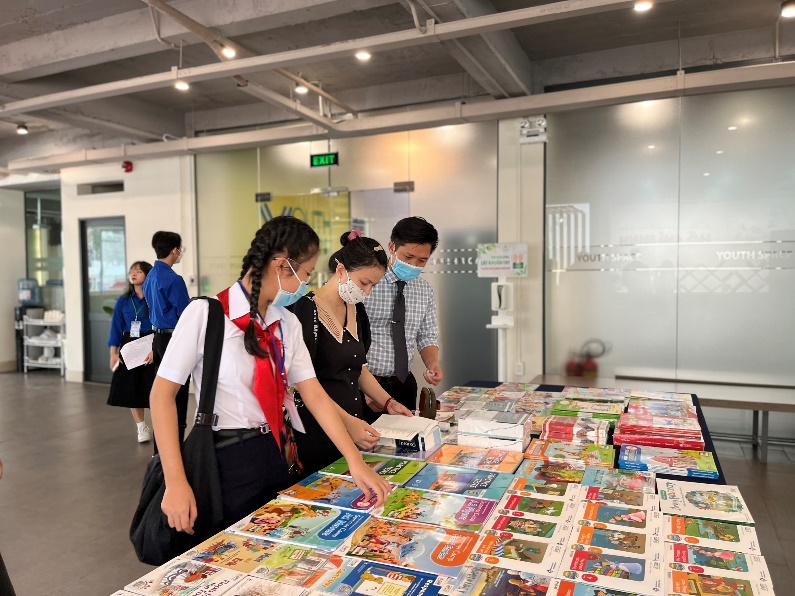 Các thí sinh và phụ huynh được giới thiệu các ấn phẩm bổ ích để nâng cao khả năng sử dụng tiếng Anh