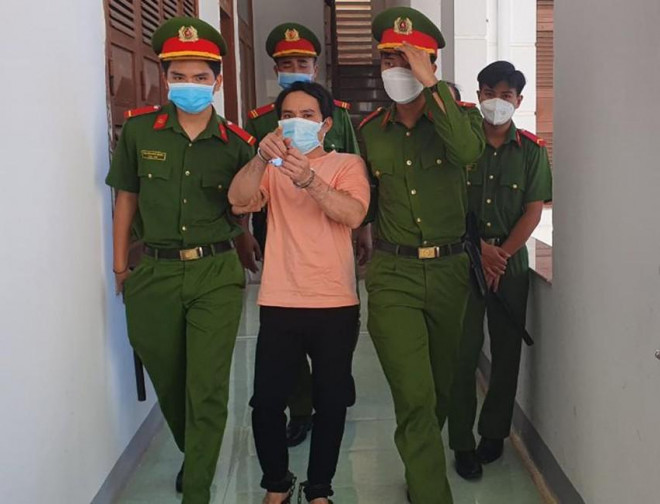 Dẫn giải bị cáo Đoàn Minh Hải vào tòa. Ảnh: TẤN LỘC