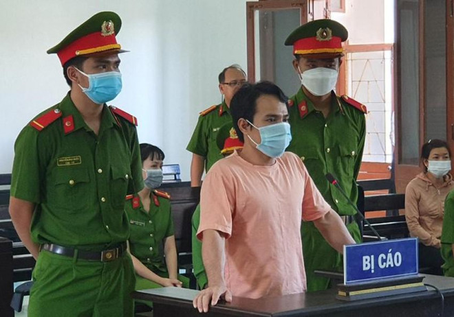 Đoàn Minh Hải nghe VKS công bố cáo trạng. Ảnh: TẤN LỘC