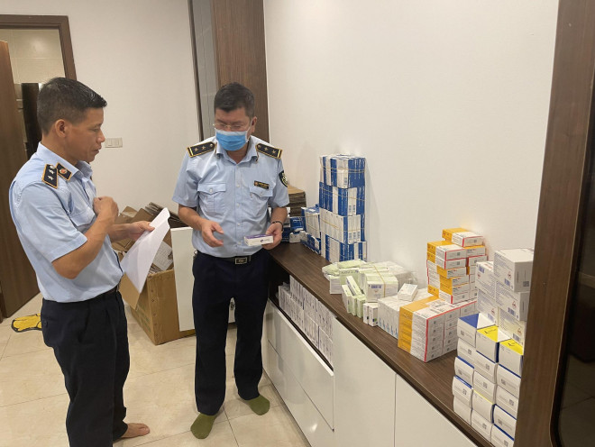 Đội QLTT số 1, Cục QLTT thành phố Hà Nội kiểm tra địa điểm có dấu hiệu vi phạm. Ảnh: QLTT