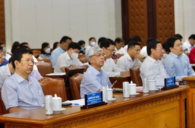 Ông Nguyễn Duy Hoàng, Phó Cục trưởng Cục Kiểm soát thủ tục hành chính, Văn phòng Chính phủ (bìa trái). Ảnh: NGUYỆT NHI