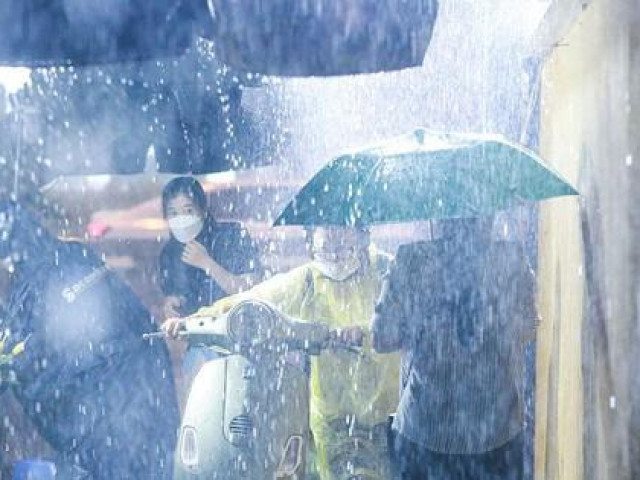 Tin tức trong ngày - Người dân đội mưa tới chùa lễ Phật dịp Rằm tháng 7