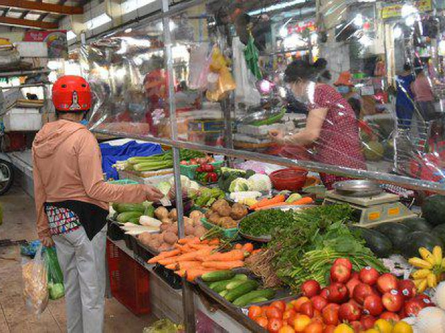 Thị trường - Tiêu dùng - Giá xăng dầu giảm sâu, hàng hóa vẫn neo cao