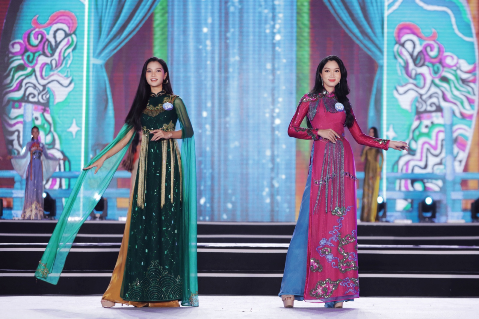 BST áo dài "Họa sắc thanh âm" của NTK Thiện Khánh.