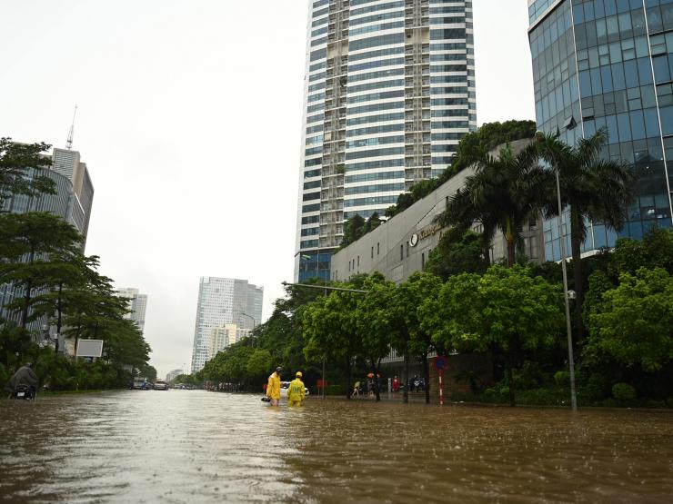Tin tức trong ngày - Mưa lớn sau bão số 2 Mulan khiến nhiều người chết và mất tích