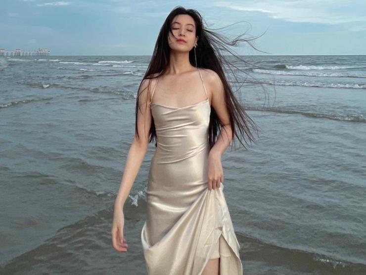 Thời trang - "Hot girl 8.5 IELTS" diện váy lụa đi biển, đơn giản nhưng hút bao ánh nhìn